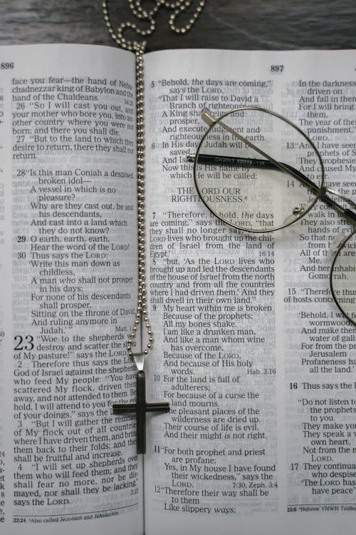 Gratis lagerfoto af Bibel, bog, briller