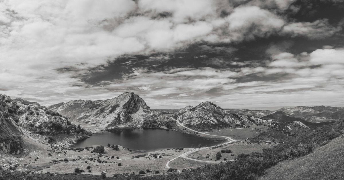 Nori deasupra unui lac de munte în nordul Spaniei