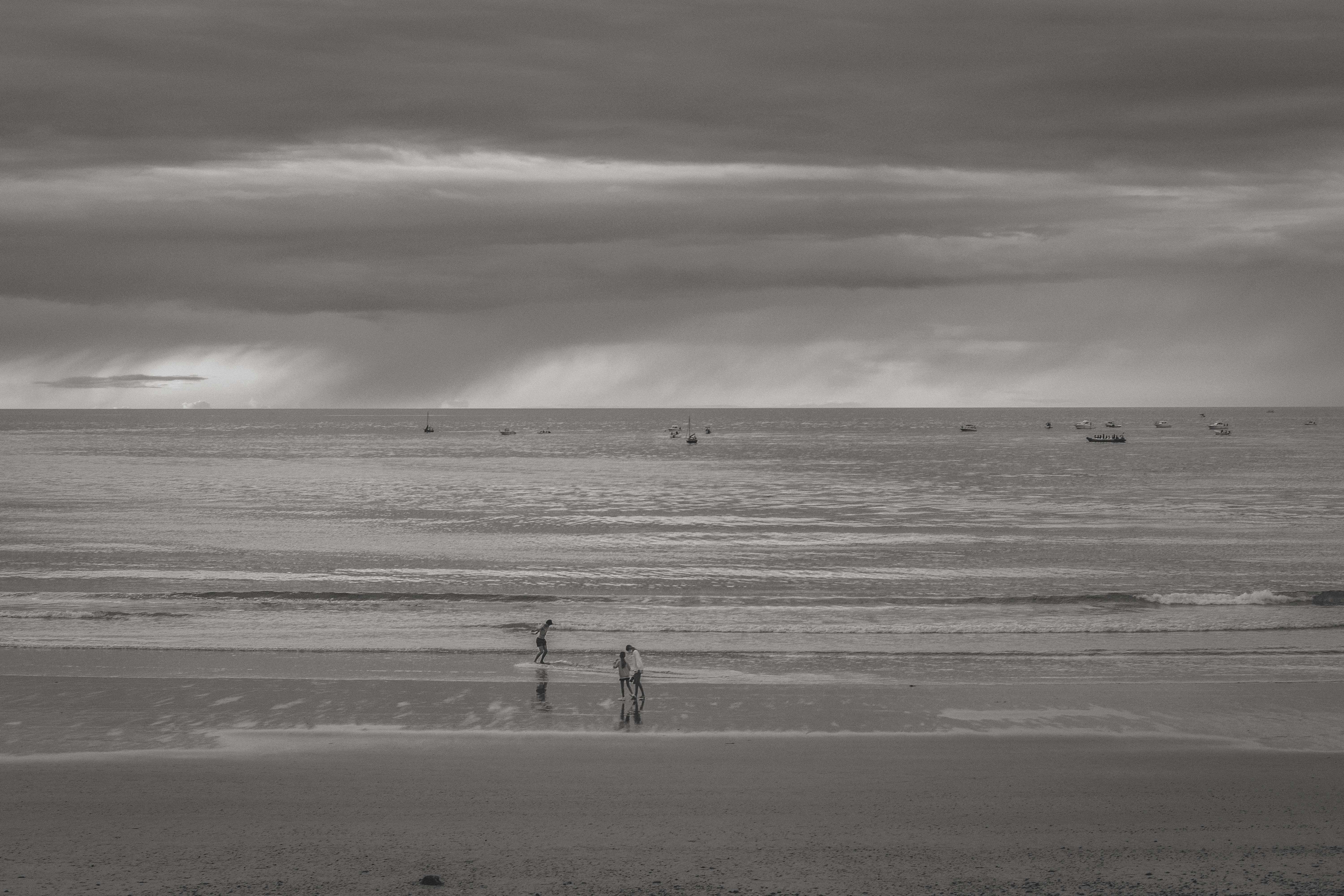 Beach in Black and White · Free Stock Photo