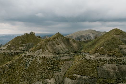 在玻利维亚多云的天空下，探索崎岖而风景优美的山地景观