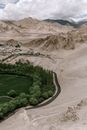 印度列市干旱山区的鸟瞰图展现了郁郁葱葱的绿化和道路风景