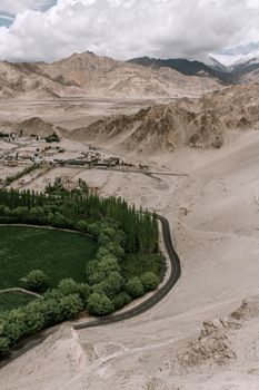 印度列市干旱山区的鸟瞰图展现了郁郁葱葱的绿化和道路风景