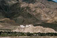 坐落于印度崎岖的赞斯卡尔山脉中的修道院全景