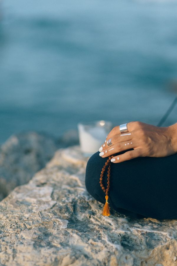 فوائد التأمل والاسترخاء: امرأة تتأمل في هدوء وسط الطبيعة