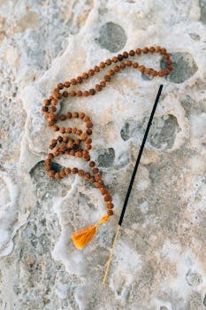 天然石表面的祈祷珠和香，唤起冥想与和平