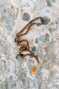 冥想珠子的特写，纹理石头的表面，营造出平静而精神的氛围