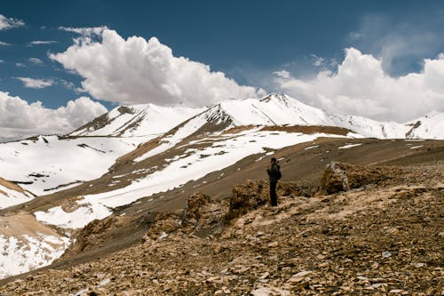 Voyageur Méconnaissable Debout Sur La Montagne En Hiver