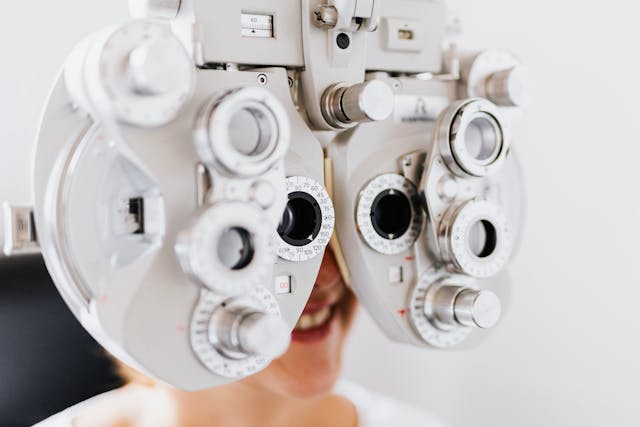 說明三種經常導致視線模糊的疾病：遠視、散光、近視