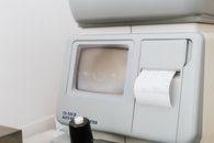 特写镜头显示验光设备上的打印收据和显示器