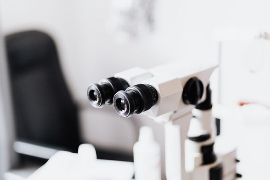 实验室环境中，专业显微镜的特写镜头具有选择性焦点