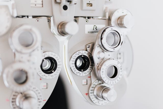 【眼科保健】近視度數過分高導致生活不便？藉由雷射手術矯正視力之前一定要知道的事！