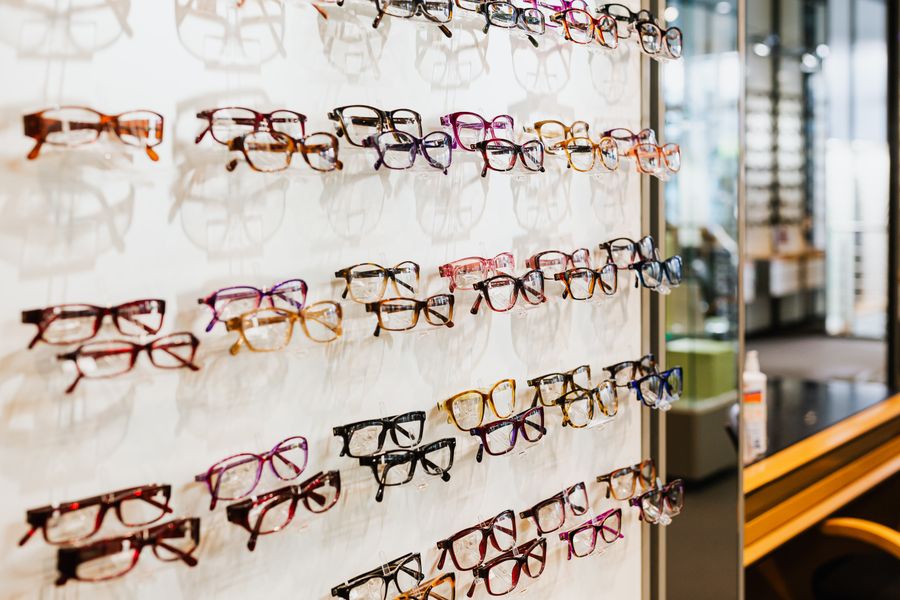 Lunettes colorées en présentoir