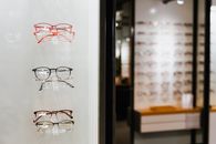 眼镜店的墙上展示着各式各样的眼镜