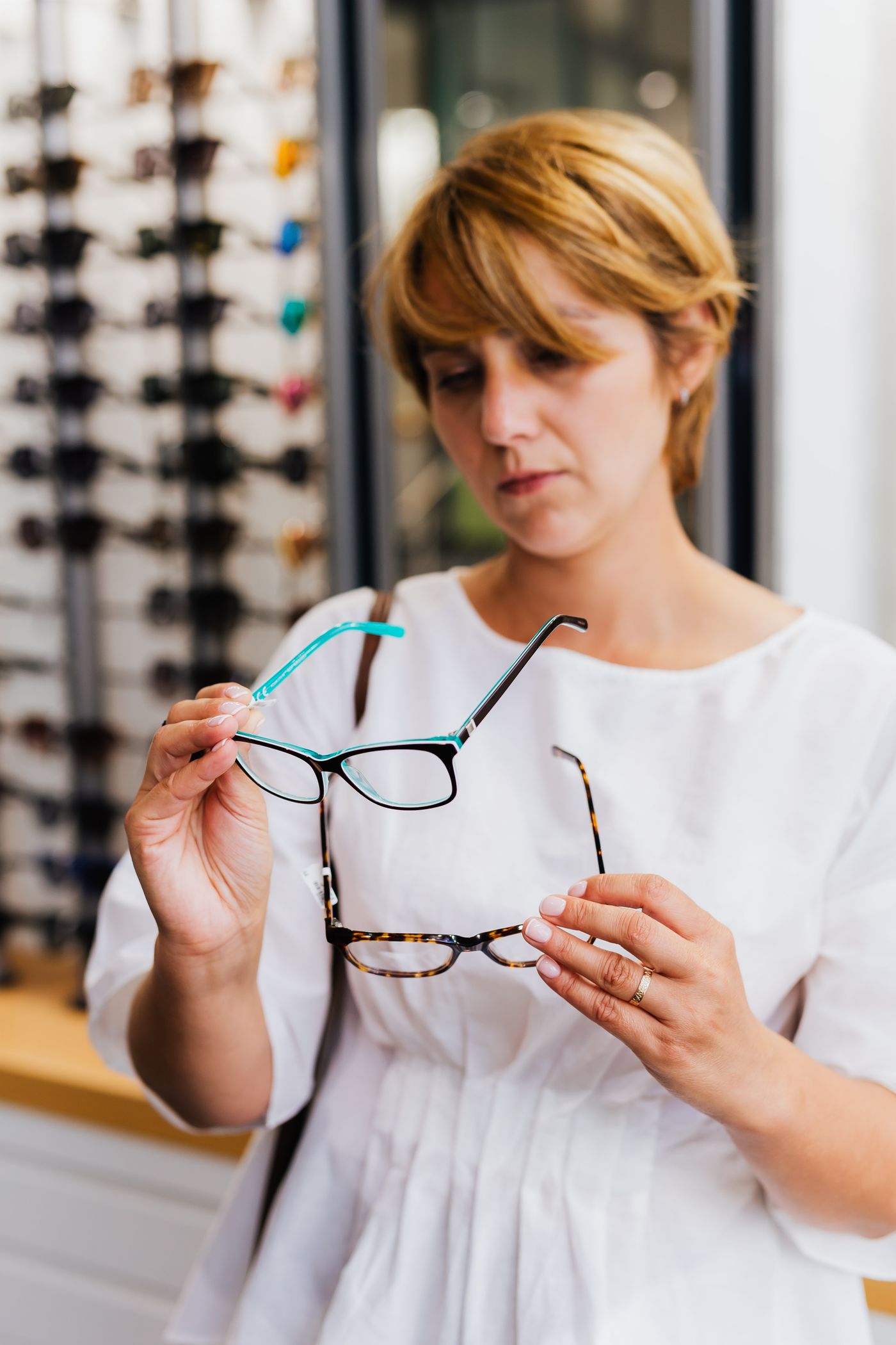 Persona probándose gafas en una óptica