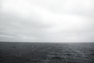 诺福克的海景戏剧性而阴沉，天空阴沉，海水波涛汹涌