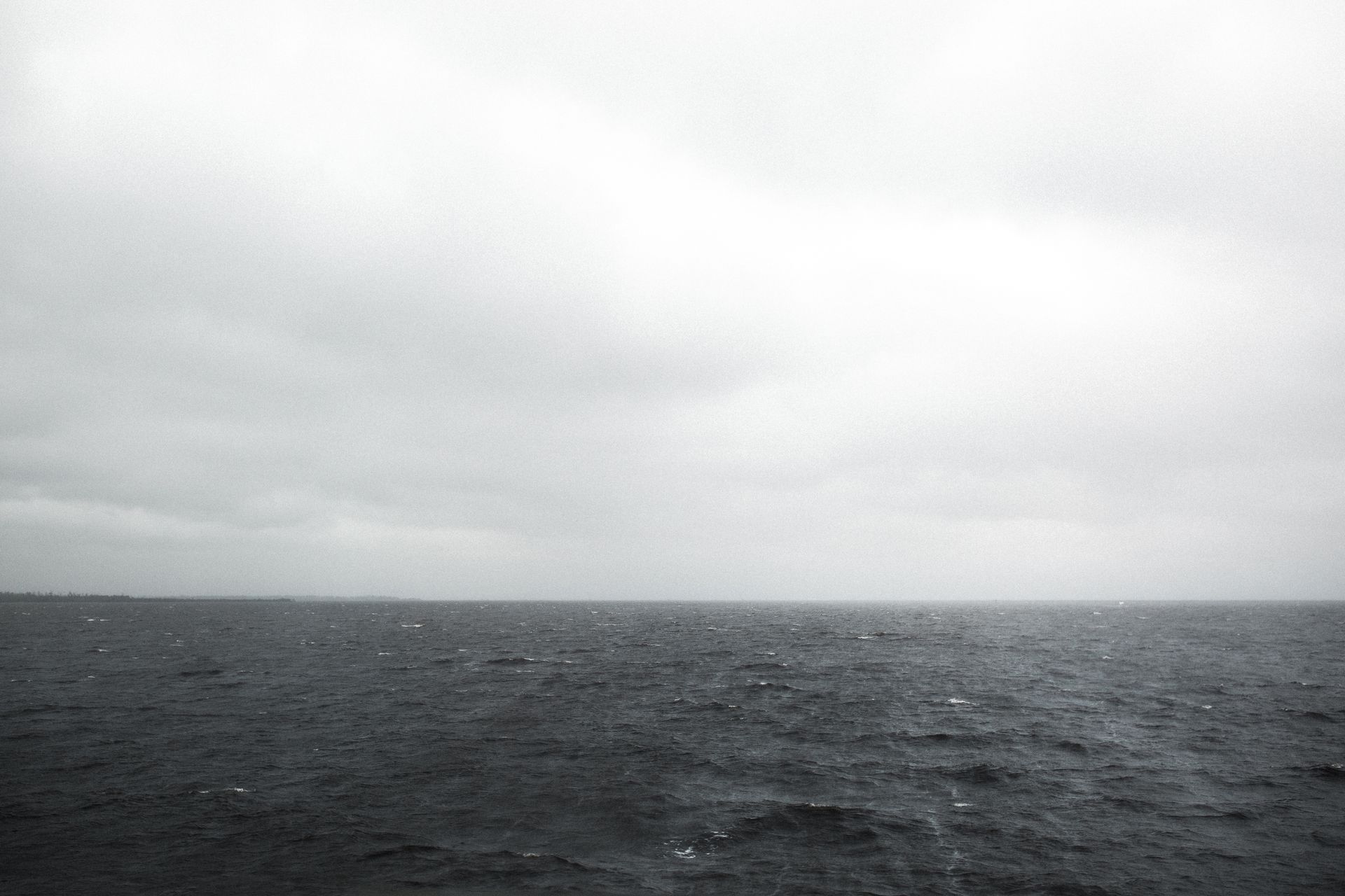 Buque de guerra gris en el mar bajo cielo nublado