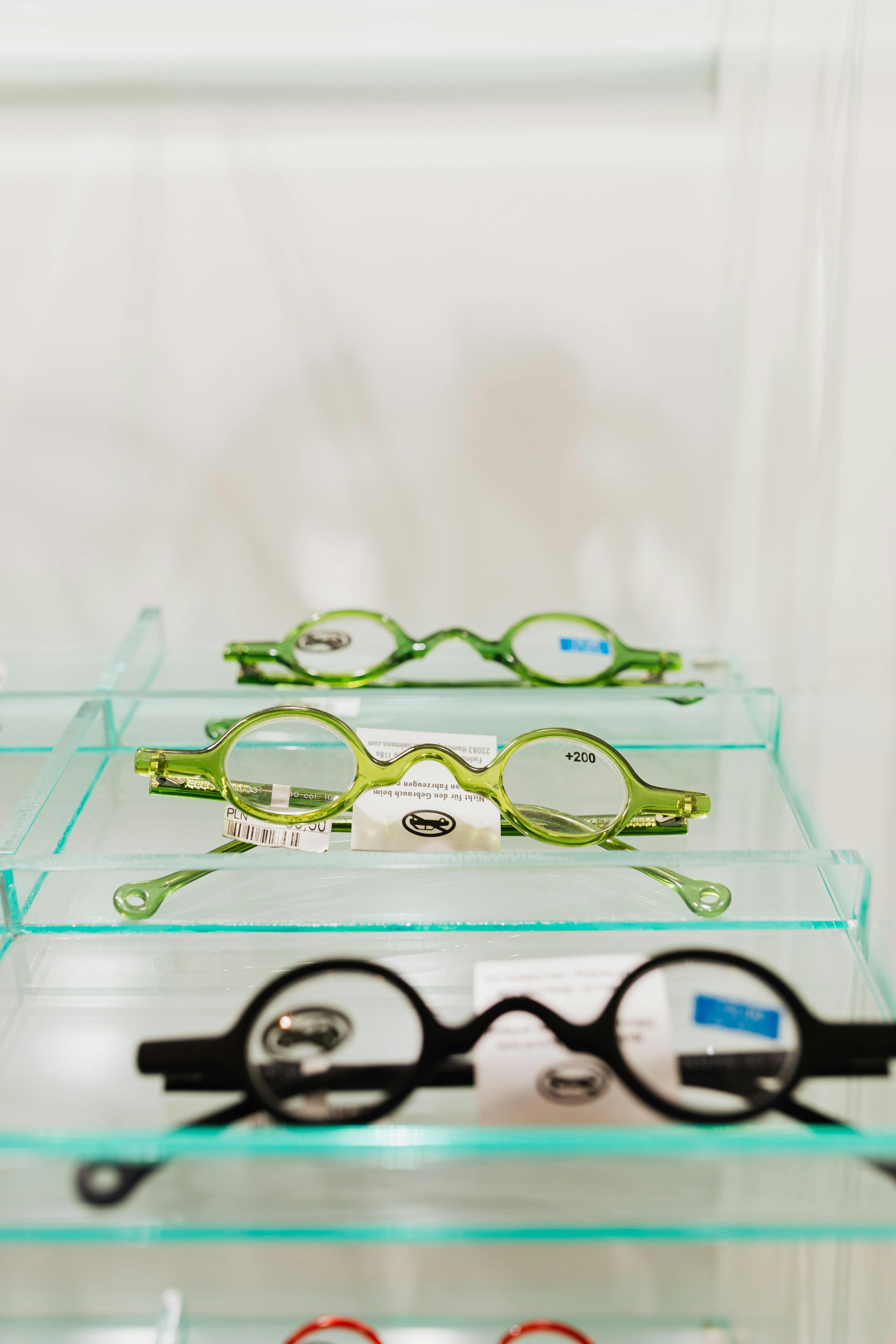 透明货架上展示着设计现代、充满活力的眼镜