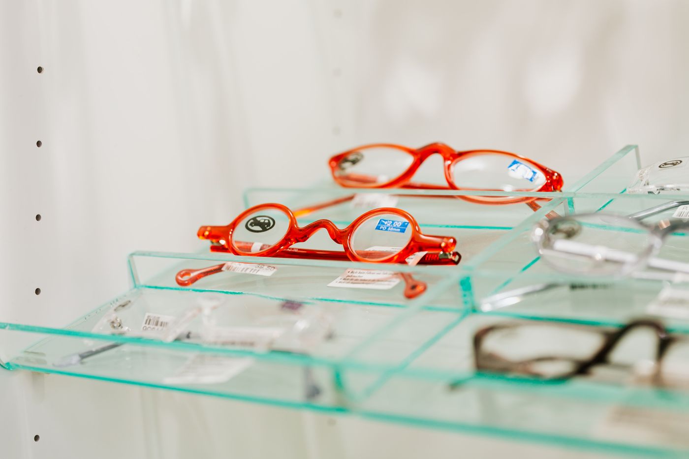 Gafas graduadas sobre una superficie clara