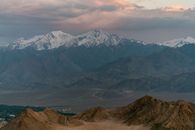 日落时分，高耸的山峰在云天下风景如画