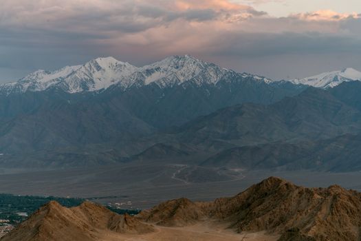 日落时分，高耸的山峰在云天下风景如画