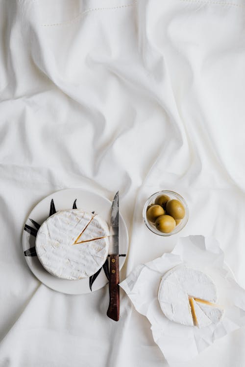 Základová fotografie zdarma na téma bílý hadřík, camembert, fotografie jídla