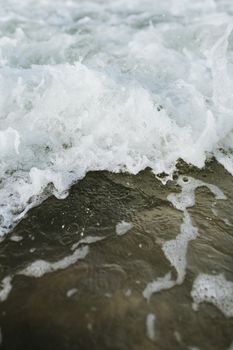 海浪与表面泡沫碰撞的细节视图