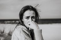 海滩上，一位表情沉思的女人单色肖像