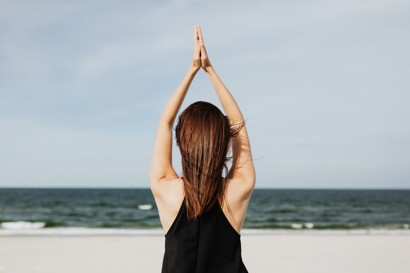 Aydınlık bir odada yoga yapan kadın