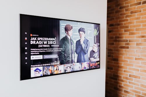 duvar, netflix, televizyon içeren Ücretsiz stok fotoğraf