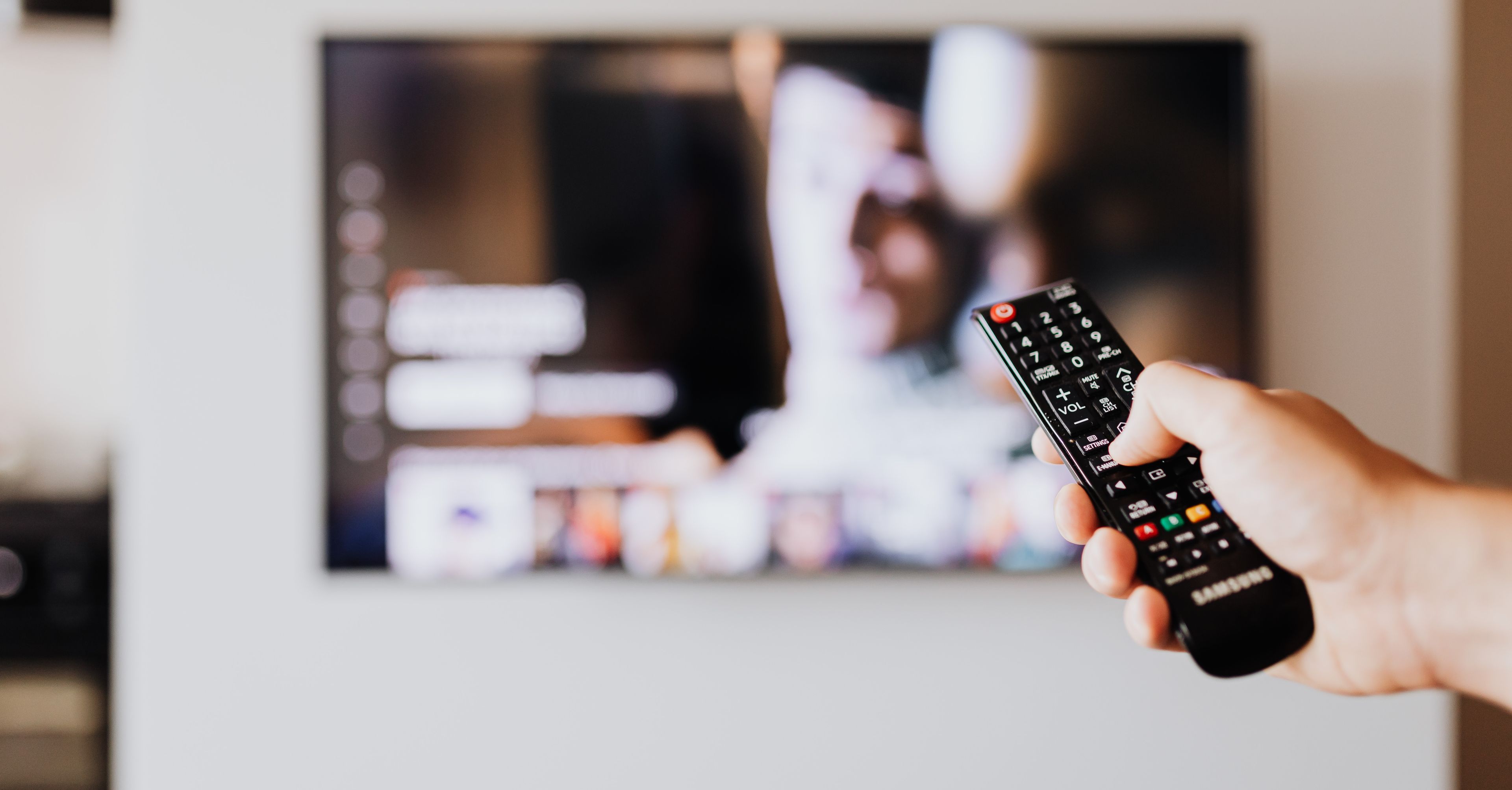 Przystawka streamingowa przy telewizorze