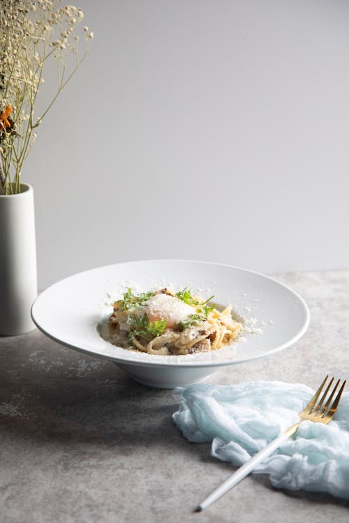 Plato De Cerámica Blanca Con Ensalada De Verduras