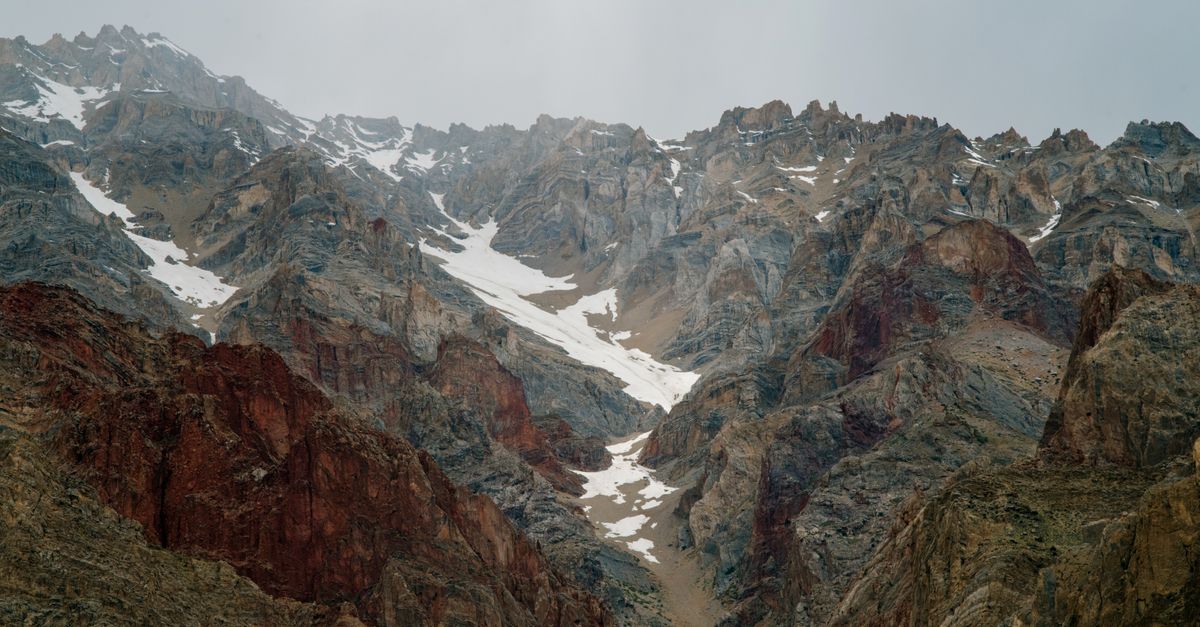 Rocky Ridge Example Rough rocky mountain ridge under cloudy gray sky · Free Stock Photo
