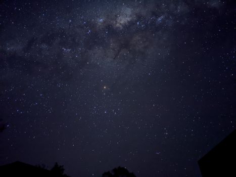 澳大利亚维多利亚州基拉瓦拉上空的银河系星空景色壮丽