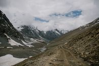 探索拉达克崎岖地形与雄伟山脉的壮丽景色