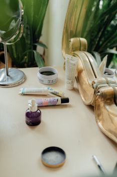 优雅的梳妆台上，展示着各种豪华护肤产品和一面时尚的镜子