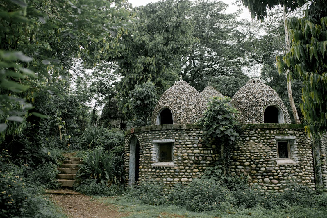 녹색 정원에서 오래 된 돌 불교 명상 집