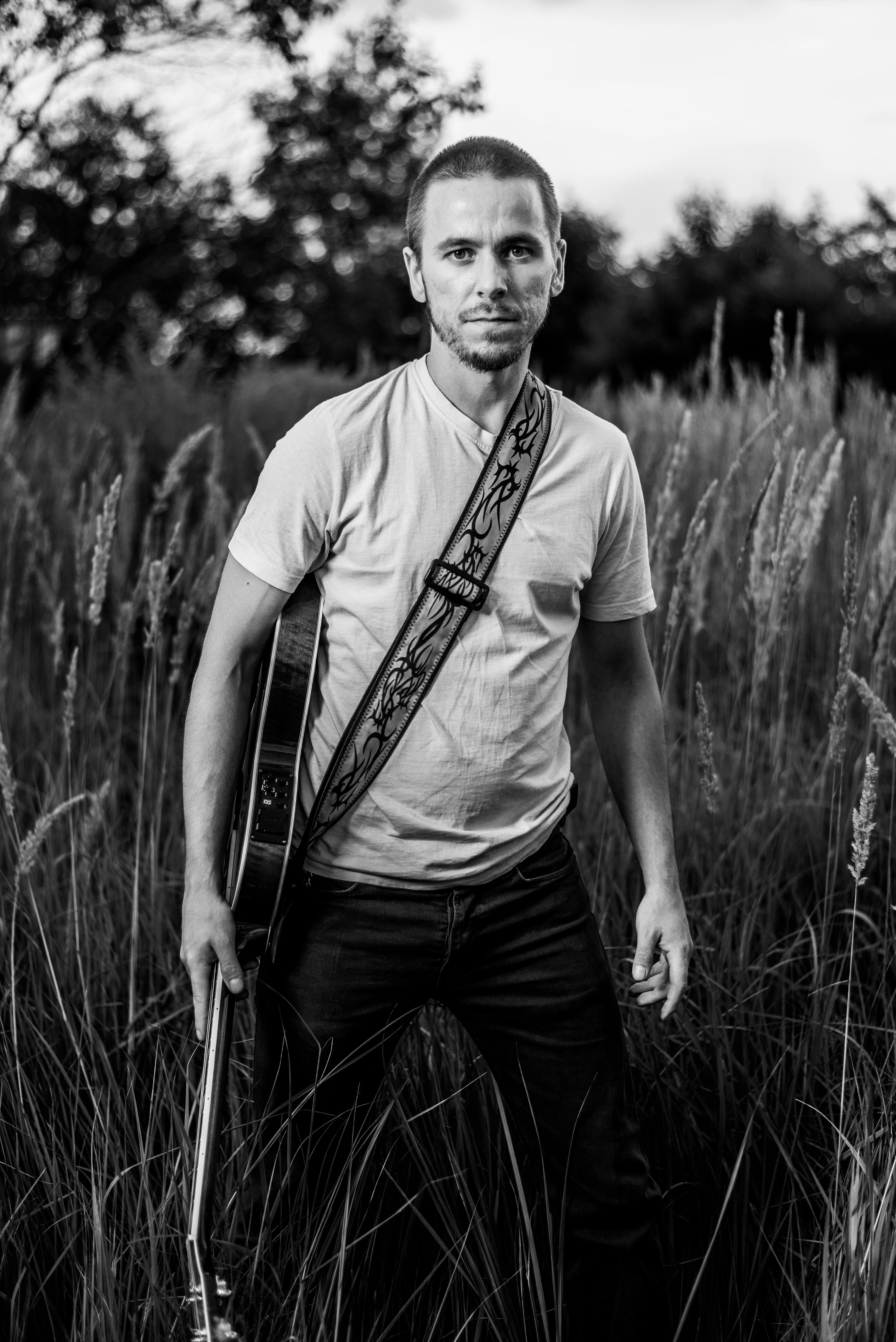 Doamnă a muzicii populare din Târgu Jiu, surprinsă la muncă în grădină cu motosapă în mână