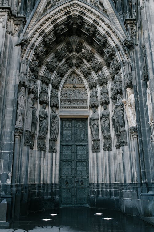 中世の彫像で飾られたカトリック大聖堂のドア