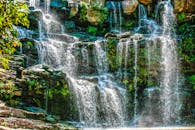 在南非德班郁郁葱葱的绿色公园里，令人惊叹的瀑布从岩石上倾泻而下