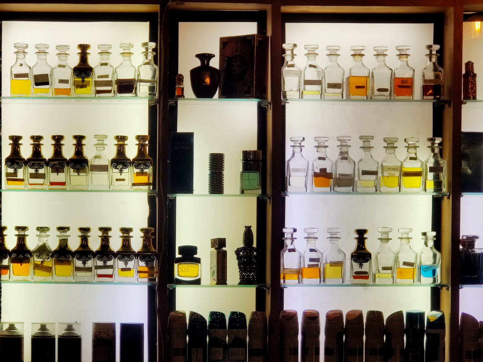 Prateleiras iluminadas de perfumes