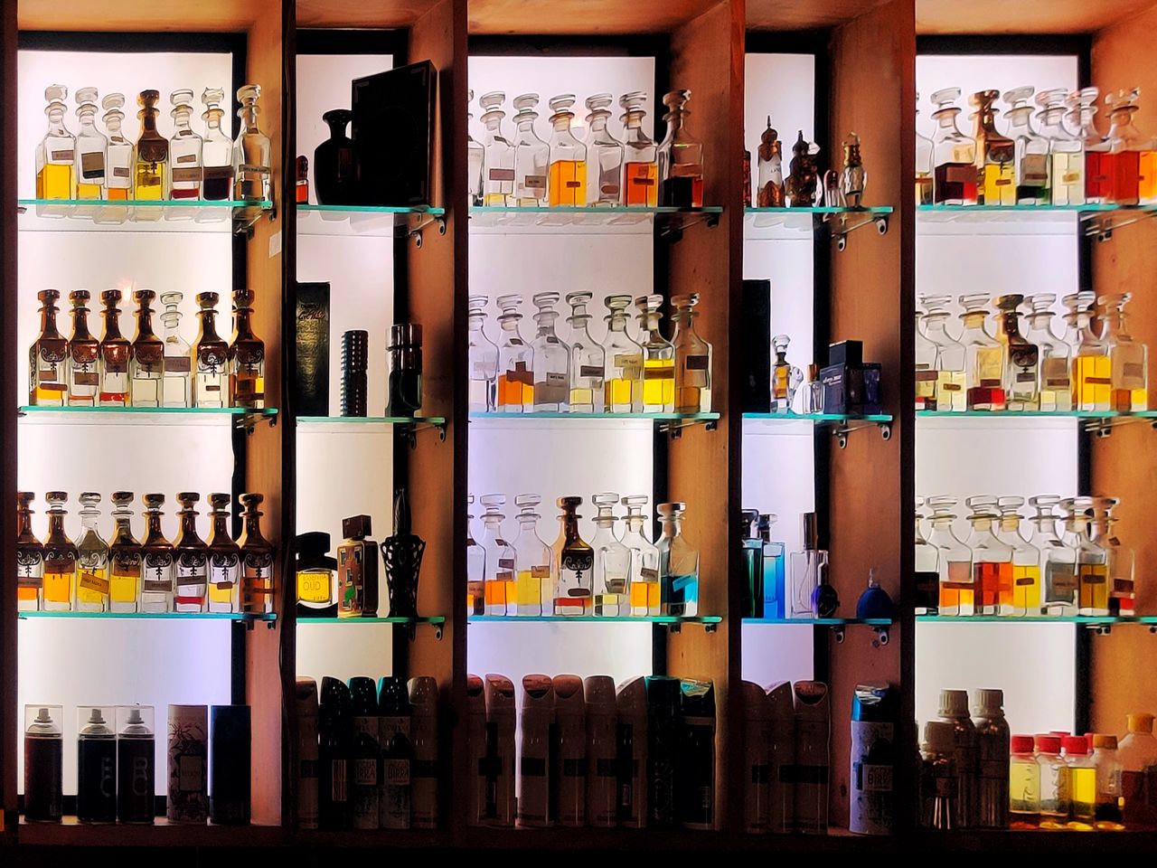 چیدمانی از شیشه‌های عطر