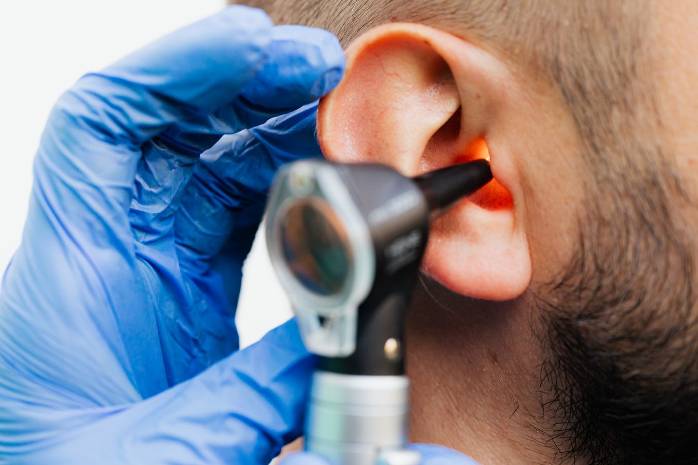 Examen de l'oreille à l'otoscope