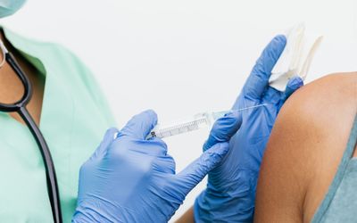 NHS Anh mở rộng tiêm vaccine cúm mùa cho tất cả người trưởng thành