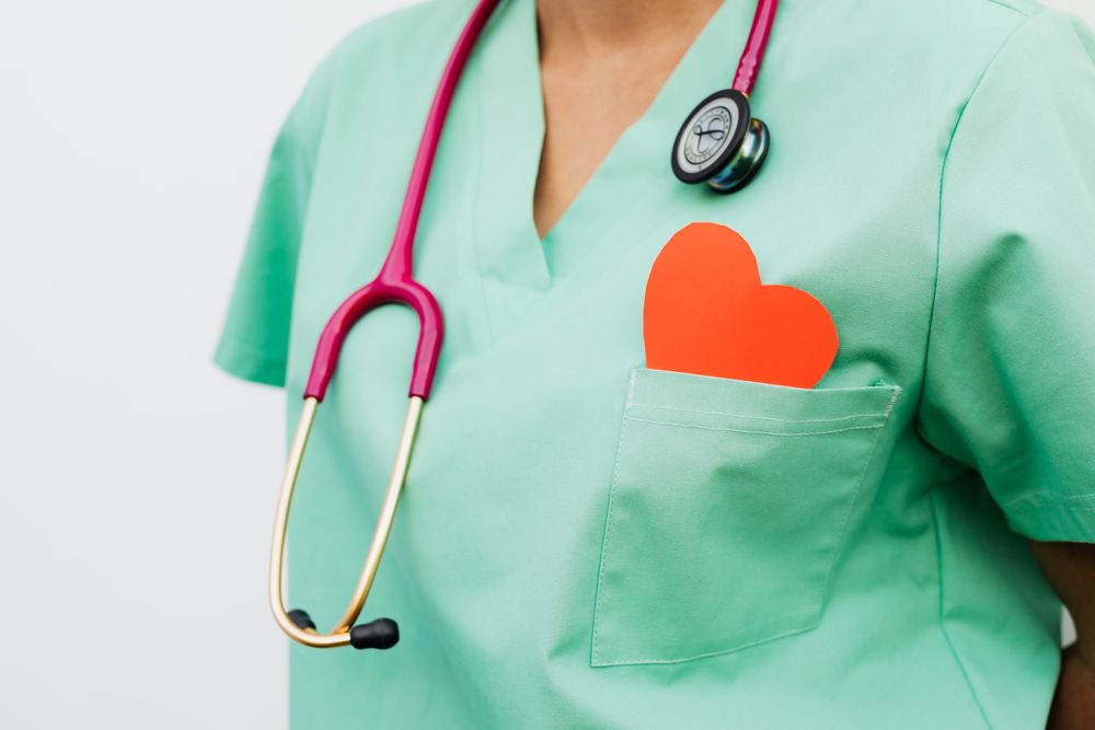 Profesional de salud conversando con paciente