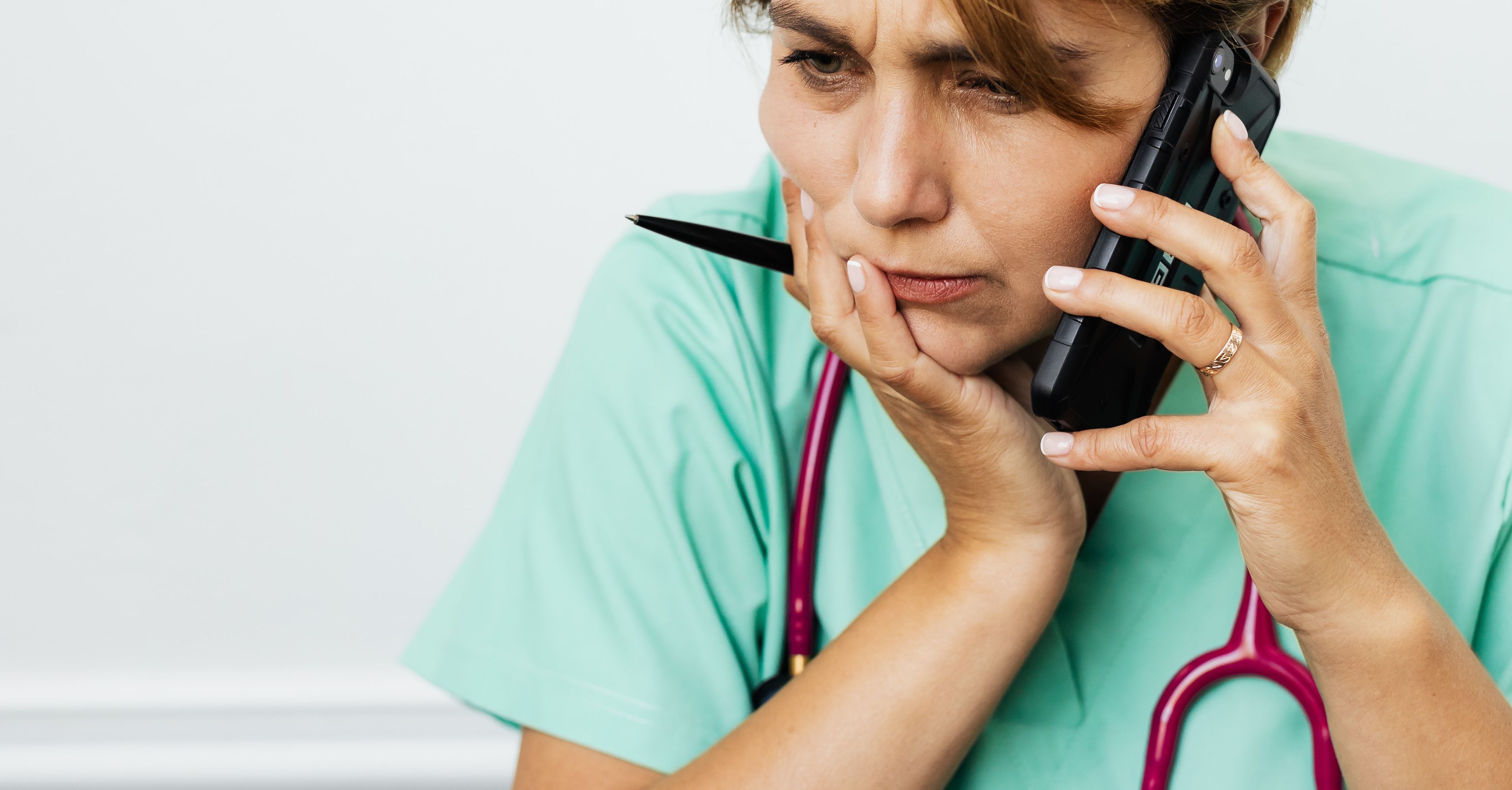 Osoba odbierająca niepokojący telefon