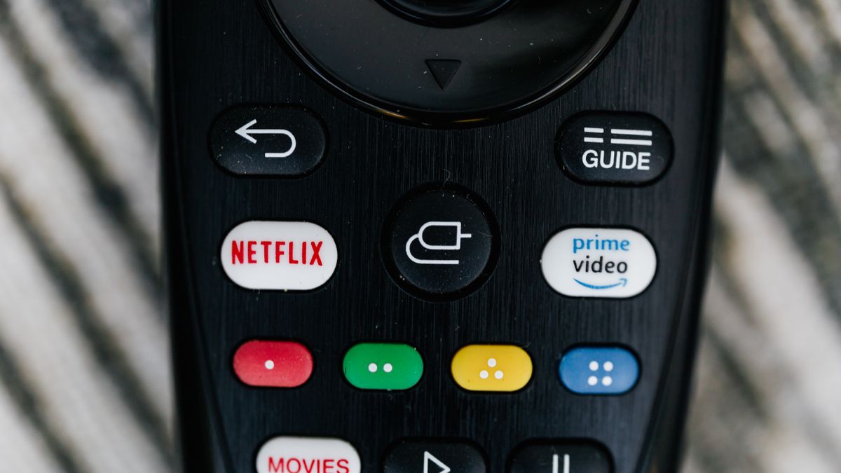 テレビのリモコンのクローズアップ(イメージ)