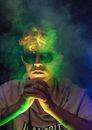 一位戴着时髦太阳镜、双手紧握的女性，坐在明亮的房间里，身上有多处纹身