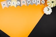 万圣节主题设计以橙色和黑色为背景，并点缀着南瓜和横幅