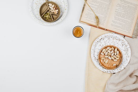 乡村场景中，坚果与饮料的顶视图旁放着一本打开的书，完美诠释了食物与生活方式的概念