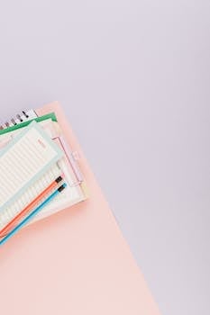 顶视图的简约设置配有记事本和铅笔，非常适合学校或办公室主题